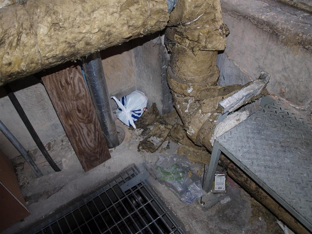 More litter at the entrance